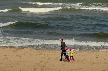 Pod wiatr, pod prąd, pod górę ...ale wespół - damy radę #morze #plaża #ludzie #dzieci
