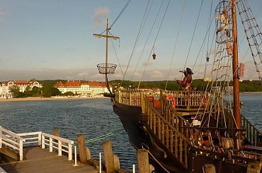 Spotkanie czasów: minionego i dzisiejszego #żaglowiec #wycieczkowiec