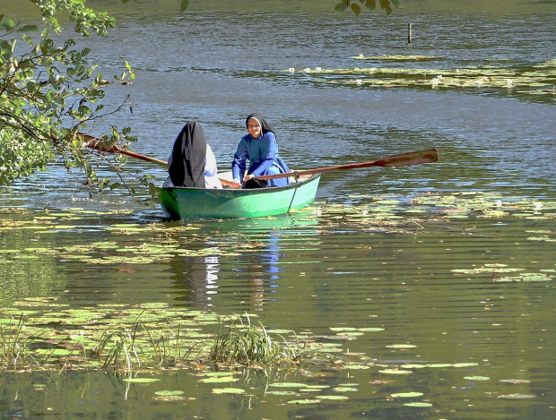 na jeziorze
każdy orze
tak, jak może #jezioro #łódka #nastrój #Ciepłe #Kaszuby #zakonnica