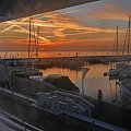 Hej! Bosmanie miły bosmanie... rzuć okiem na swą przystań i wschód słońca rysujący swym światłem ośmioramienną gwiazdę #wschód #sunrise #marina #przystań #jachty #yachts