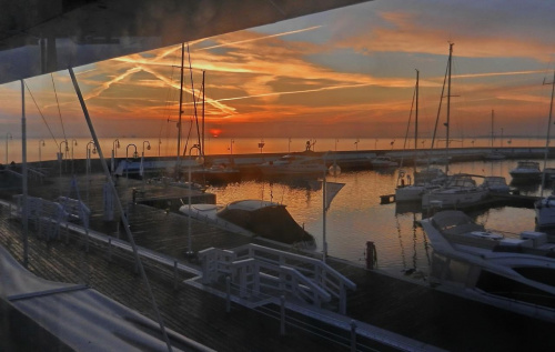 Hej! Bosmanie miły bosmanie... rzuć okiem na swą przystań i wschód słońca rysujący swym światłem ośmioramienną gwiazdę #wschód #sunrise #marina #przystań #jachty #yachts