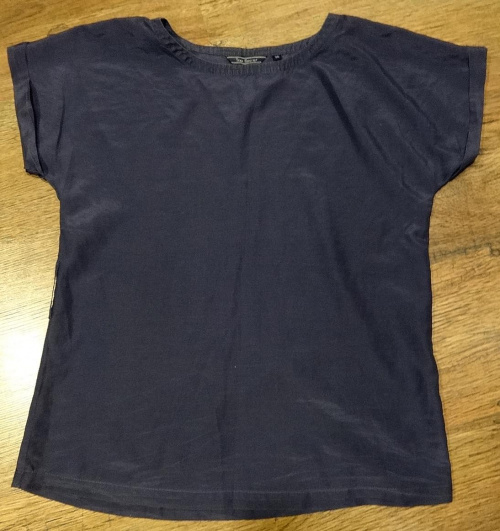 Granatowa bluzka firmy Top Secret. Bluzka jest delikatna, przewiewna idealna na upalne dni. Doskonała do jeansów czy spódniczki. Bluzka nie posiada paska gumowego. Rozmiar bluzki 36. #bluzka #OdzieżDamska #odzież