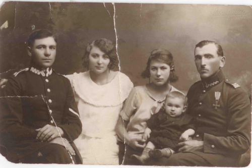 Katarzyna i Weronika Cwikła z mężami Grodno ok 1920-1930