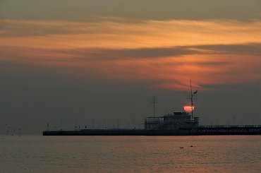 Jak okręt-widmo, a to tylko bosmanat sopockiej mariny o poranku #Sopot #molo #marina #bosmanat #wschód #sunrise