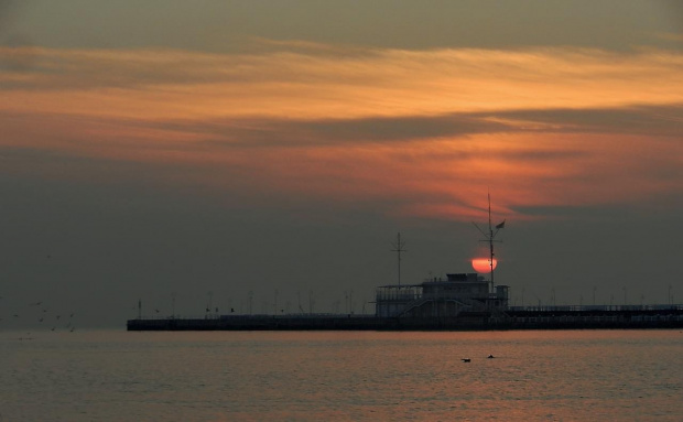 Jak okręt-widmo, a to tylko bosmanat sopockiej mariny o poranku #Sopot #molo #marina #bosmanat #wschód #sunrise