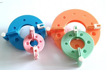 #druty #JakZrobićPomponyZWłóczki #LovelyPasmanteria #PasmanteriaBytom #Pompony #PrzyrządDoPomponów #szydełko #włóczka