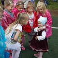 na pokazie mody przedszkolaków - Natalka z koleżankami siostry