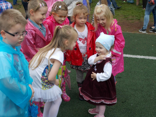 na pokazie mody przedszkolaków - Natalka z koleżankami siostry