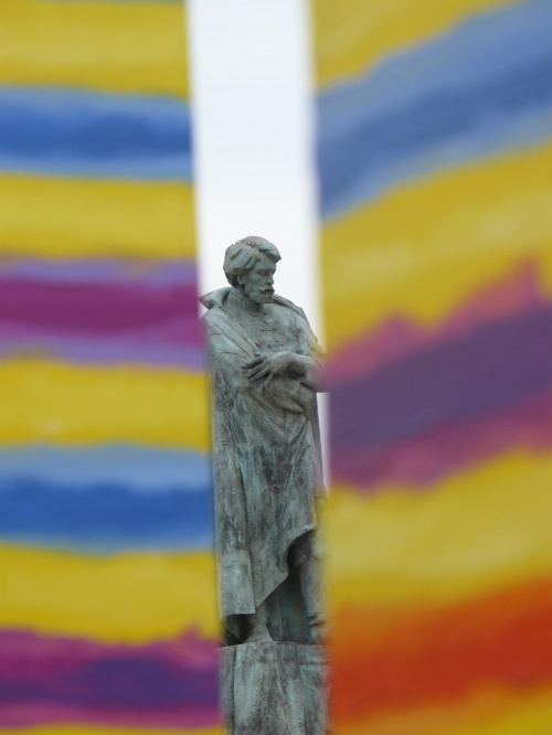 pomnik Wyspiańskiego inaczej w kolorze..;) pod Muzeum Narodowym w Krakowie stanęła instalacja Leona Tarasewicza